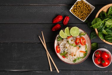 Lezzetli pirinç, erişte, sebze, ıspanak ve limonlu kompozisyon siyah ahşap masada.