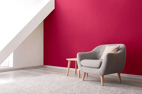 Grauer Sessel Und Holztisch Der Nähe Der Magentafarbenen Wand Zimmer — Stockfoto