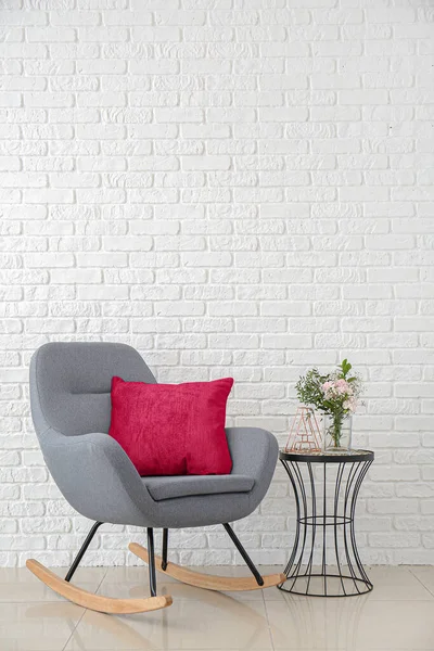 Grey Rocking Chair Viva Magenta Cushion Table Bouquet Flowers Vase — Stock Photo, Image