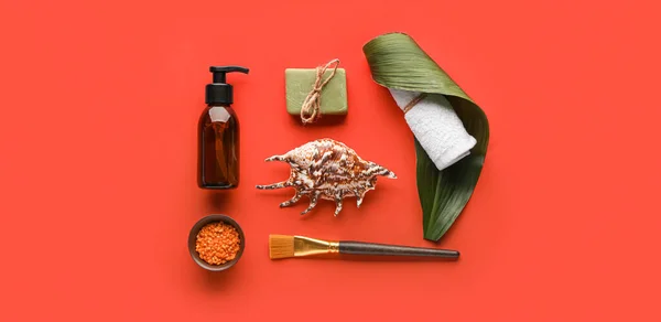 Kırmızı Arka Planda Banyo Malzemeleri Doğal Kozmetik Ürünleri — Stok fotoğraf