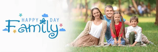 Baner Dzień Rodziny Szczęśliwymi Ludźmi Odpoczywającymi Parku — Zdjęcie stockowe