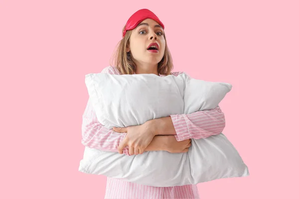Geschokt Jonge Vrouw Pyjama Met Kussen Roze Achtergrond — Stockfoto