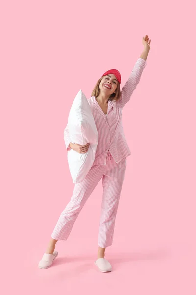 Jovem Pijama Com Travesseiro Sobre Fundo Rosa — Fotografia de Stock