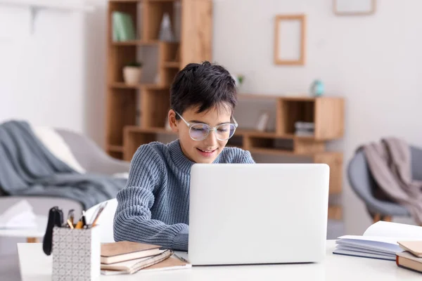 Little Boy Eyeglasses Using Laptop Home — Stock Photo, Image