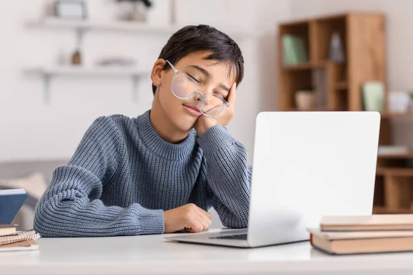 Little Boy Eyeglasses Sleeping Laptop Home — Stock fotografie