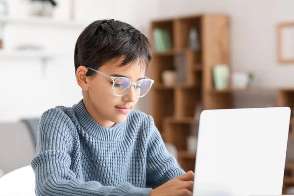 Μικρό Αγόρι Γυαλιά Ηλίου Που Χρησιμοποιεί Φορητό Υπολογιστή Στο Σπίτι — Φωτογραφία Αρχείου