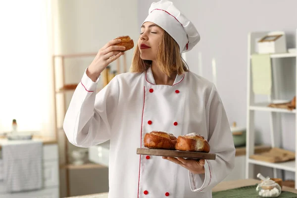 Vrouwelijke Bakker Met Bord Van Lekkere Broodjes Keuken — Stockfoto
