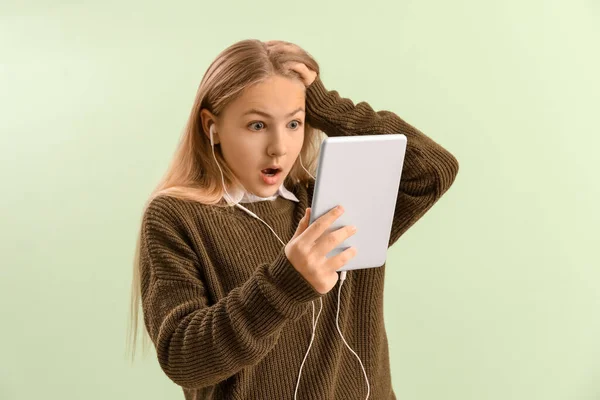 Shocked Little Girl Earphones Using Tablet Computer Green Background — Stock Photo, Image