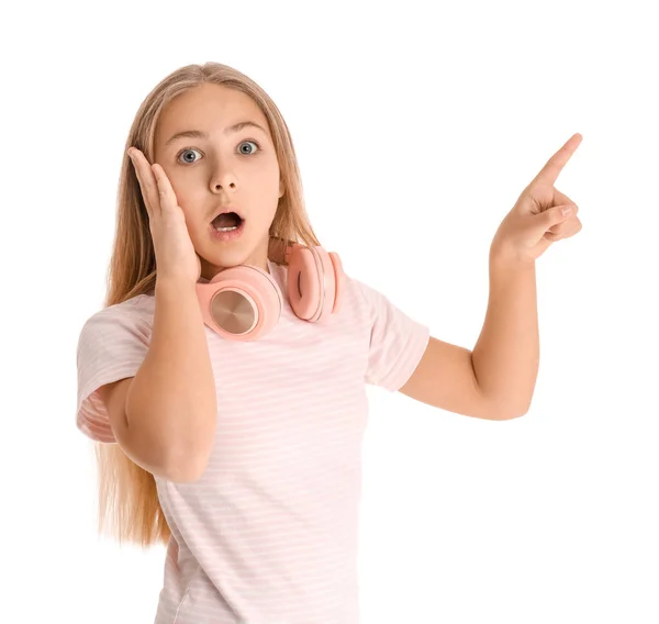 Шокована Дівчинка Навушниками Використовуючи Віртуальний Екран Білому Тлі — стокове фото