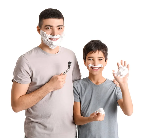 Babası Küçük Oğluna Beyaz Arka Planda Tıraş Olmayı Öğretiyor — Stok fotoğraf