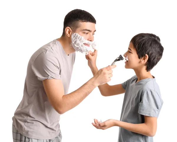 Babası Küçük Oğluna Beyaz Arka Planda Tıraş Olmayı Öğretiyor — Stok fotoğraf