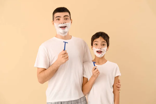 Father His Little Son Shaving Beige Background — Stock fotografie