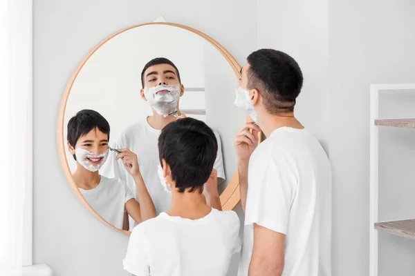 Morning Father His Little Son Shaving Bathroom — Fotografia de Stock