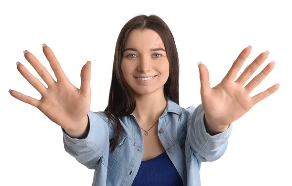 Junge Frau Hemd Zeigt Hände Auf Weißem Hintergrund Nahaufnahme — Stockfoto