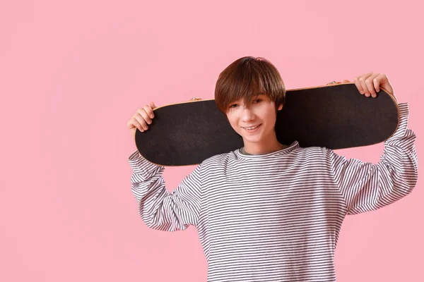Tonårspojke Med Skateboard Rosa Bakgrund — Stockfoto