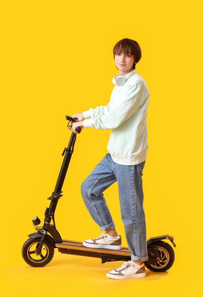 Εφηβικό Αγόρι Ηλεκτρικό Ποδήλατο Κίτρινο Φόντο — Φωτογραφία Αρχείου
