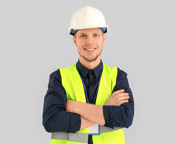 Mannelijke Werknemer Vest Hardhoed Grijze Achtergrond — Stockfoto
