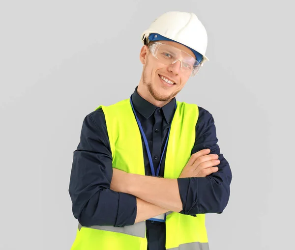 Mannelijke Werknemer Vest Hardhoed Grijze Achtergrond — Stockfoto