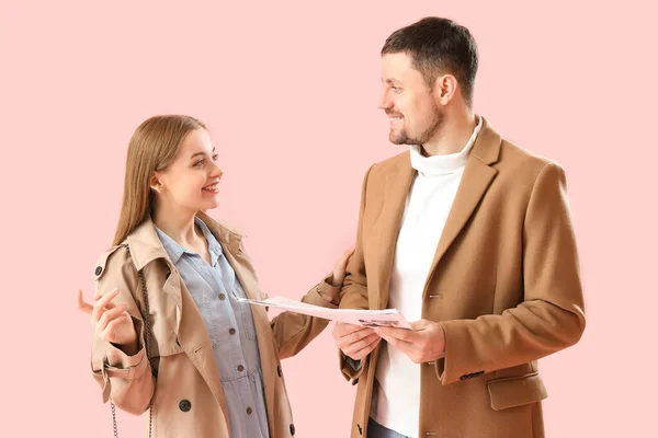 Young Couple Newspaper Pink Background — Stock Photo, Image