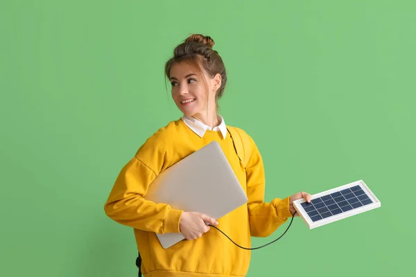 Söt Ung Kvinna Laddning Laptop Med Bärbar Solpanel Grön Bakgrund — Stockfoto