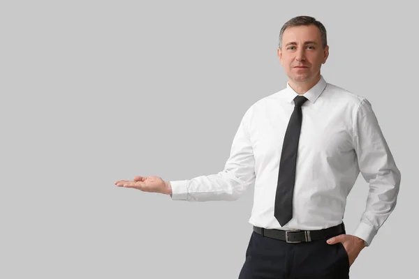 Mature Business Consultant Showing Something Light Background — Stock Photo, Image