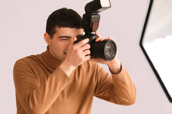 年轻男性摄影师 有专业相机在演播室 — 图库照片