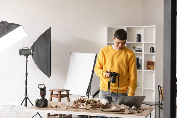 Young Male Photographer Professional Camera Using Laptop Studio — Stock Photo, Image