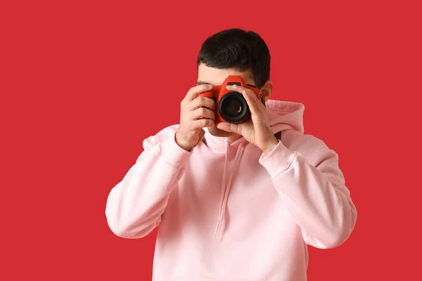 Fiatal Férfi Fotós Professzionális Kamera Piros Háttér — Stock Fotó
