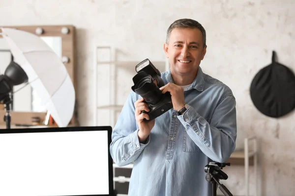 Mature Photographer Professional Camera Studio — Stock Photo, Image