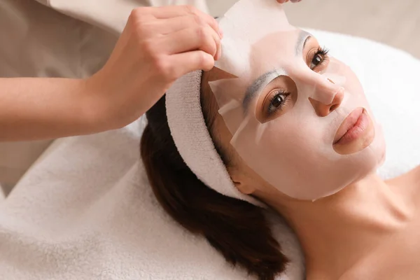 Kosmetolog Nanáší Plechovou Masku Obličej Mladé Ženy Salonu Detailní Záběr — Stock fotografie