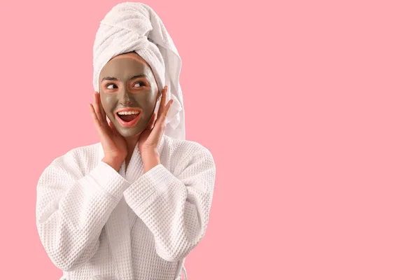 Ευτυχισμένη Νεαρή Γυναίκα Εφαρμοσμένη Πήλινη Μάσκα Ροζ Φόντο — Φωτογραφία Αρχείου