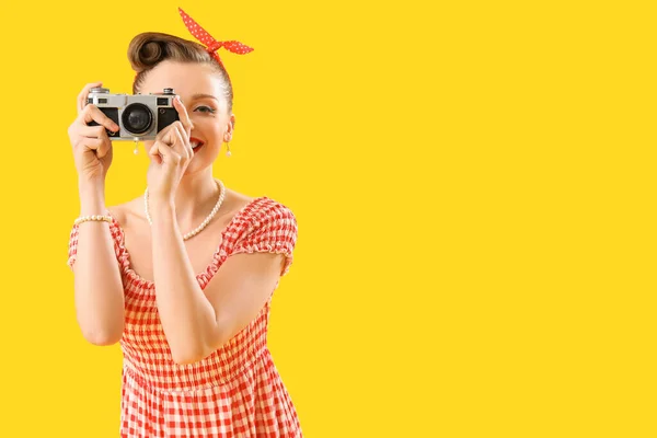 Young Pin Woman Photo Camera Yellow Background — Fotografia de Stock