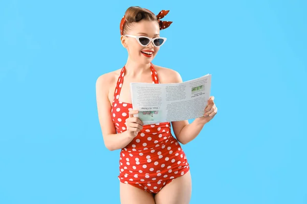 Junge Pin Frau Badeanzug Mit Zeitung Auf Blauem Hintergrund — Stockfoto