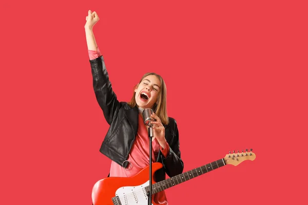 Молода Жінка Гітарою Мікрофоном Співає Червоному Тлі — стокове фото