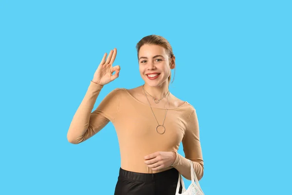 Stijlvolle Jonge Vrouw Met String Tas Tonen Blauwe Achtergrond — Stockfoto