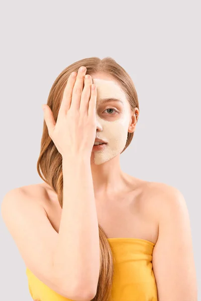 Mujer Joven Con Máscara Cúrcuma Aplicada Sobre Fondo Gris — Foto de Stock