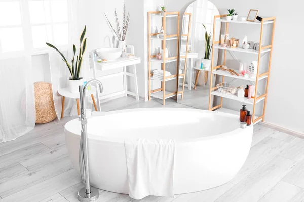 Interior Del Baño Con Bañera Espejo Estanterías —  Fotos de Stock