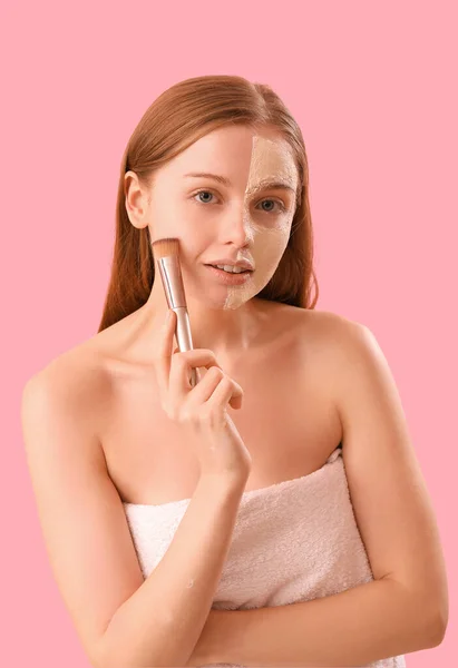 Mujer Joven Con Máscara Cúrcuma Aplicada Cepillo Sobre Fondo Rosa — Foto de Stock