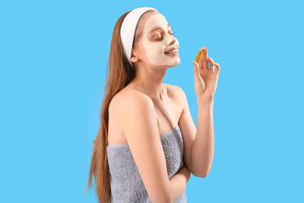 Giovane Donna Con Maschera Curcuma Applicata Radice Sfondo Blu — Foto Stock