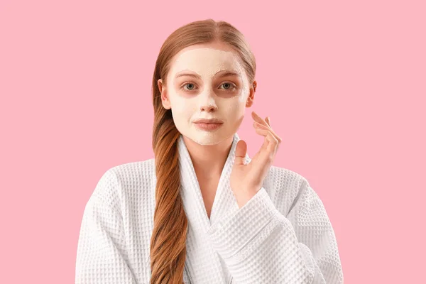 Jonge Vrouw Badjas Met Toegepast Kurkuma Masker Roze Achtergrond — Stockfoto