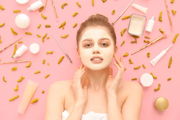 Fiatal Alkalmazott Kurkuma Maszk Gyökerek Kozmetikai Termékek Rózsaszín Alapon — Stock Fotó