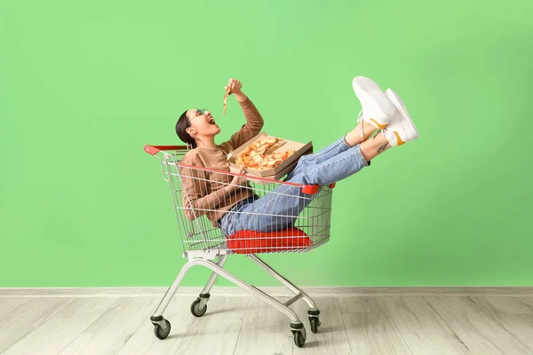 Young Woman Box Tasty Pizza Shopping Cart Green Wall — Stock Photo, Image