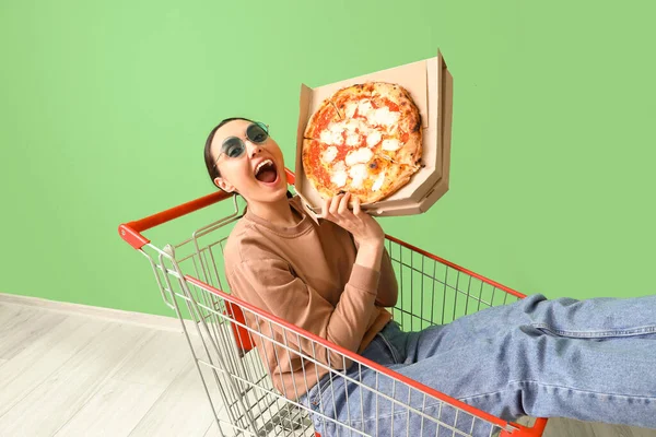 Młoda Kobieta Pudełkiem Smacznej Pizzy Koszyku Przy Zielonej Ścianie — Zdjęcie stockowe