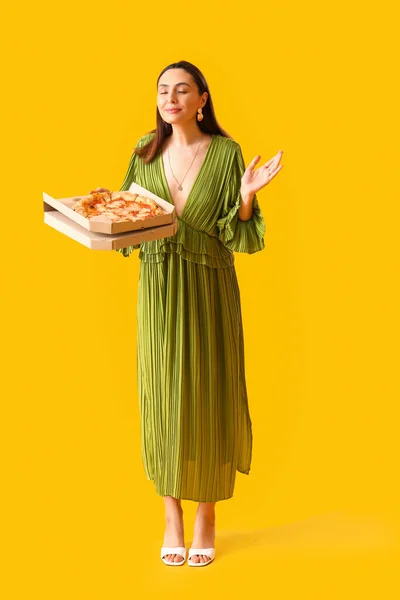 Νεαρή Γυναίκα Φόρεμα Κουτί Πίτσα Κίτρινο Φόντο — Φωτογραφία Αρχείου