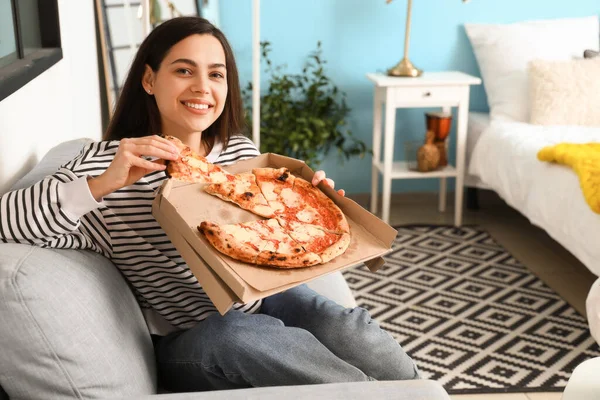 Mujer Joven Con Sabrosa Pizza Sentada Sofá Casa — Foto de Stock