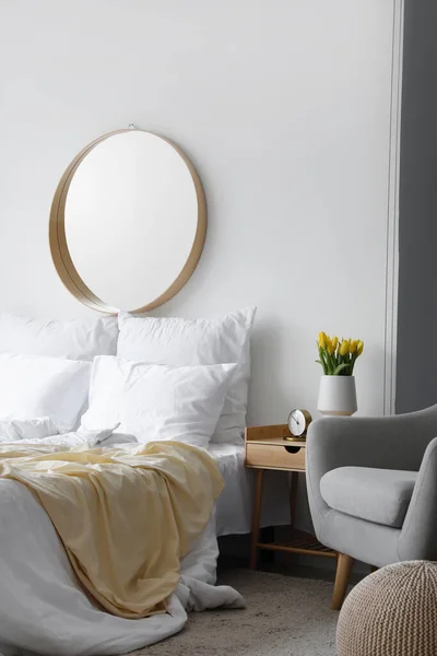 花瓶に鏡とチューリップと光の寝室のインテリア — ストック写真
