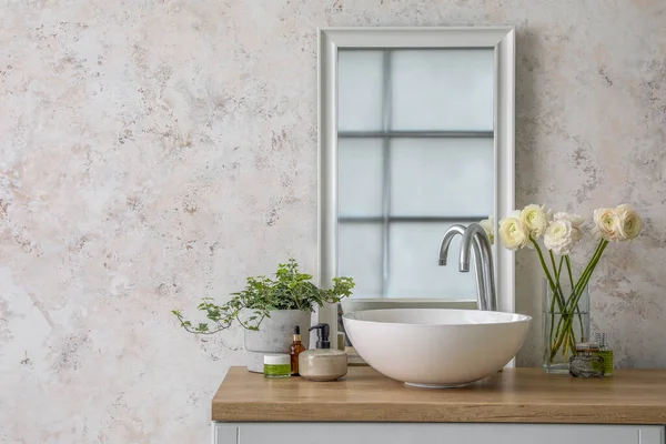 Vas Dengan Bunga Wastafel Cermin Dan Aksesoris Mandi Meja Kamar — Stok Foto
