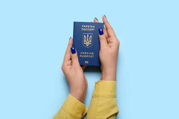Donna Con Passaporto Ucraino Sfondo Blu — Foto Stock