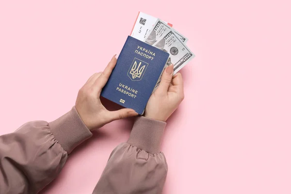 Mujer Con Pasaporte Ucraniano Dinero Sobre Fondo Rosa —  Fotos de Stock