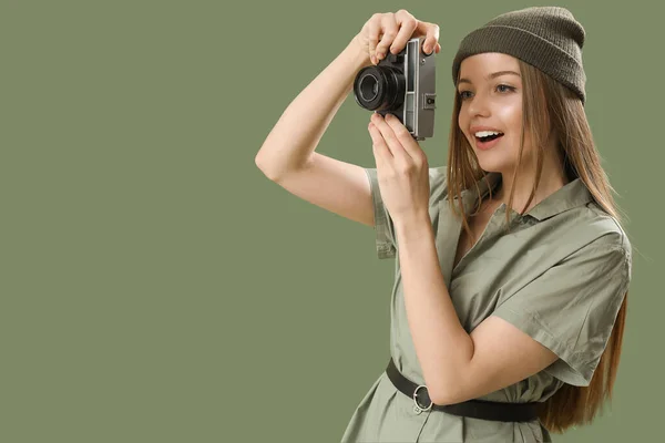 Modieuze Jonge Vrouw Met Vintage Fotocamera Groene Achtergrond — Stockfoto